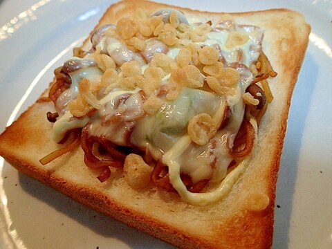 余った焼きそばで　焼きそばチーズトースト♬